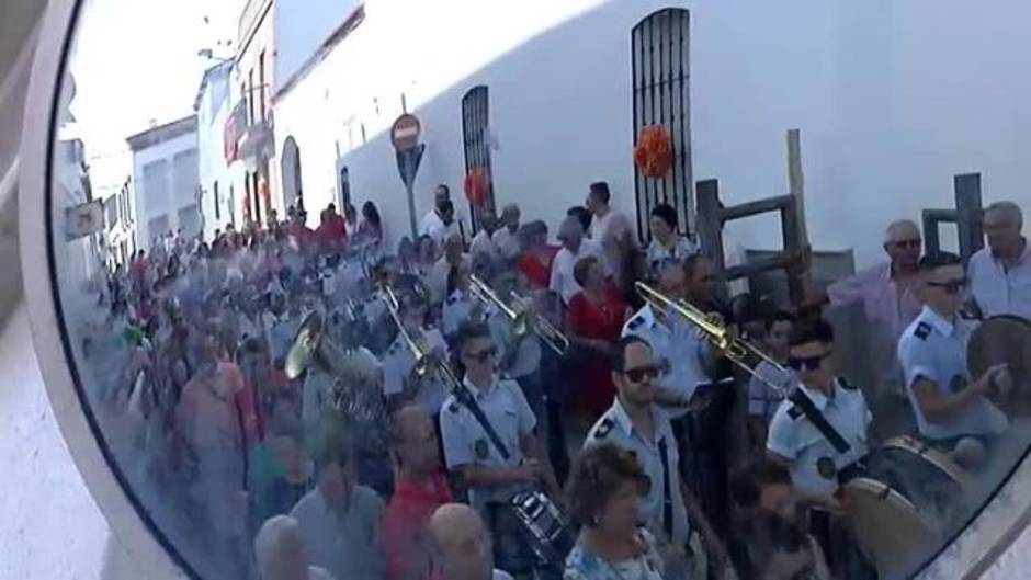 El santo bailón sale en procesión en Beas