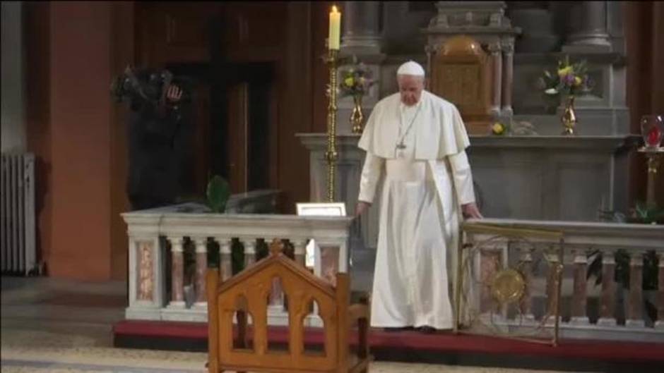 El Papa reza en Dublín por las víctimas de los abusos