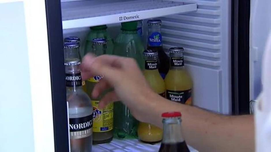 El 35% de los españoles hace trampa en el minibar del hotel