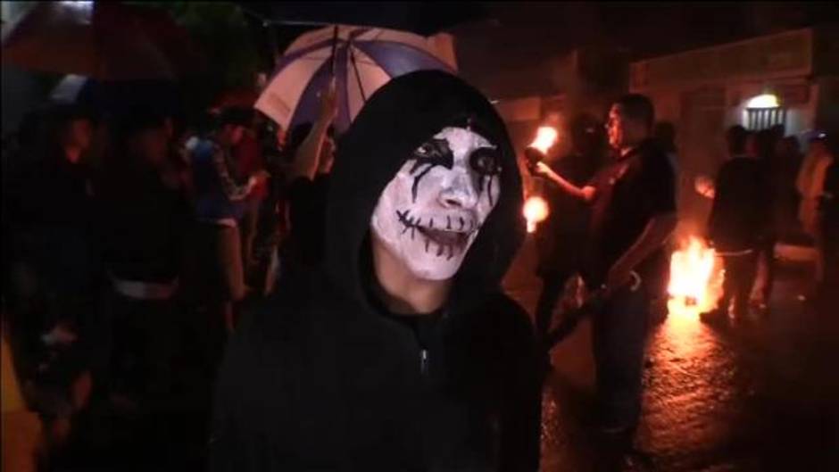 La localidad salvadoreña de Nejapa celebra su fiesta grande con auténticas bolas de fuego