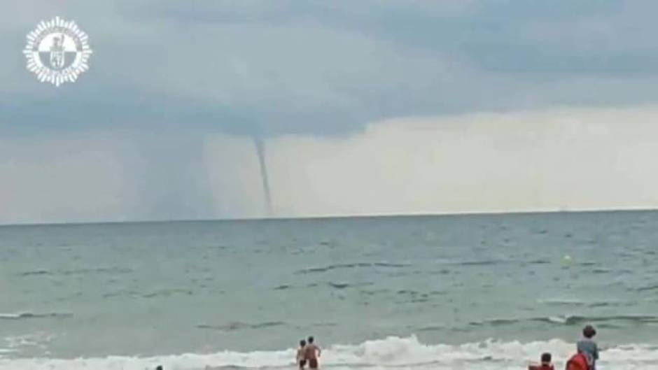 Un tornado y varias mangas marinas sorprenden en Alicante