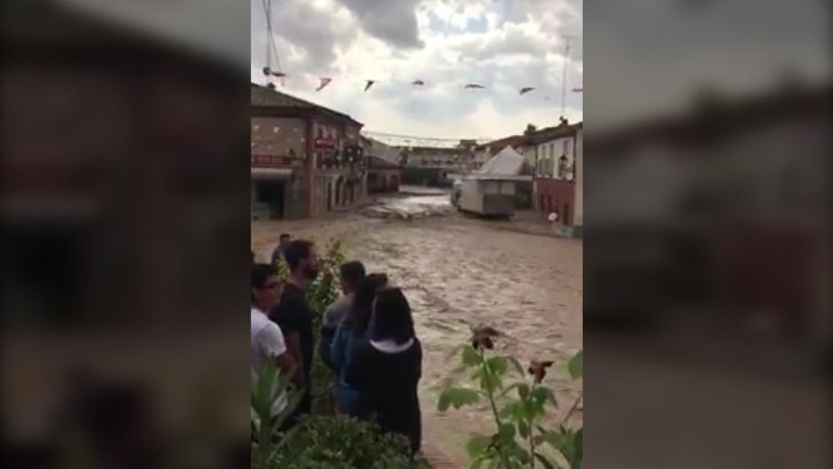 Una enorme tromba de agua arrastra coches en Cebolla