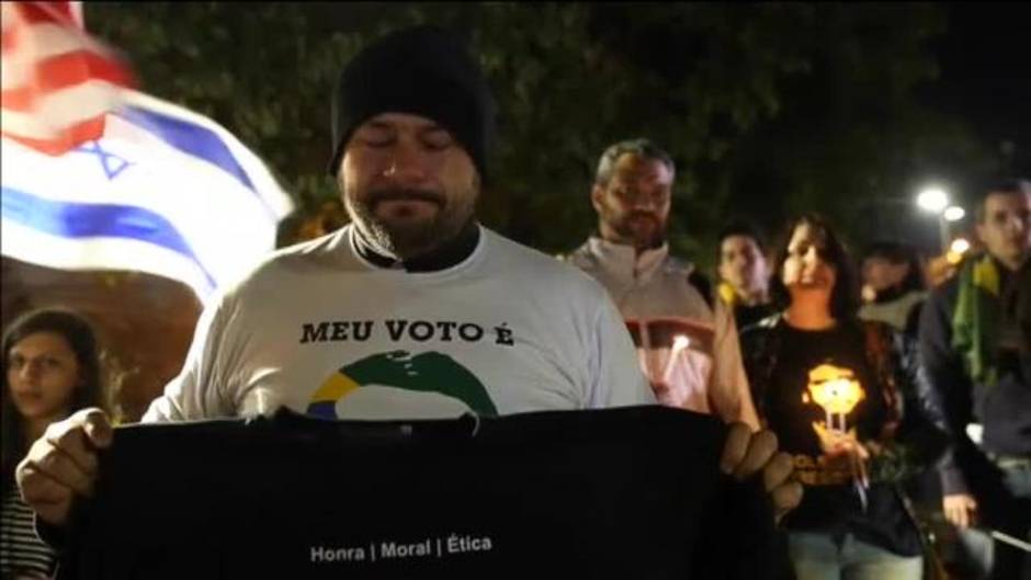 Seguidores de Bolsonaro celebran una vigilia en Sao Paulo para pedir por su recuperación
