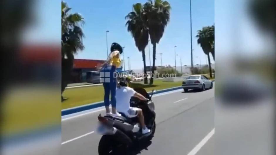 Vídeo: Temerarias piruetas sobre la moto en la carretera de Valdelagrana, en El Puerto