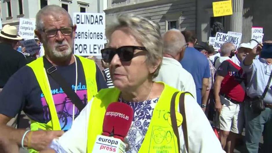 Decenas de pensionistas se manifiestan frente al Congreso