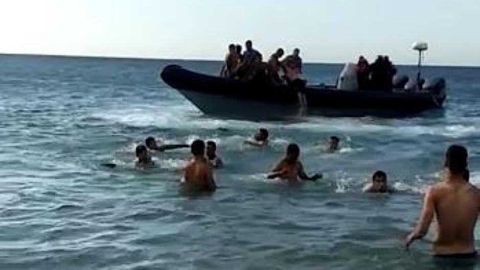 Inmigrantes llegan a una playa de Tarifa a bordo de una narcolancha