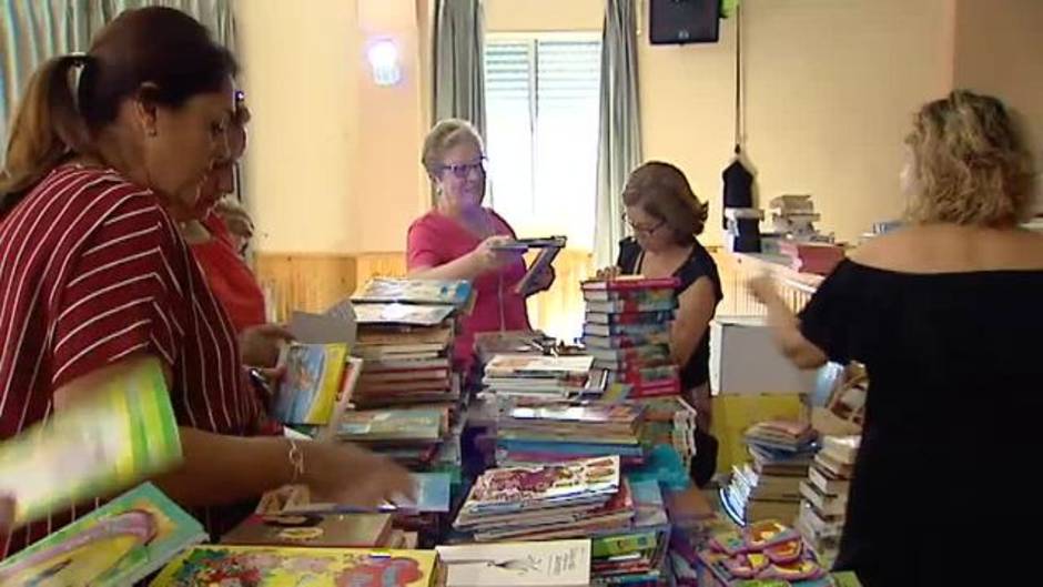 En la destrozada biblioteca de Cebolla (Toledo) no dejan de recibir libros donados