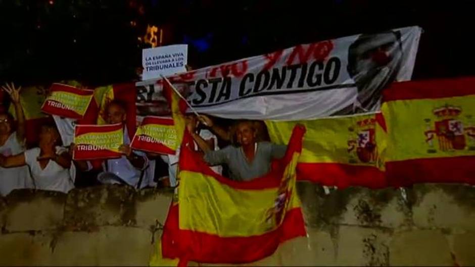 Un grupo de españolistas irrumpe con banderas en un acto de Quim Torra