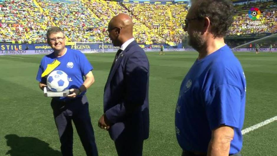 La Asociación de Familiares de personas con Alzheimer entrega un reconocimiento a Marcos Senna antes del Villarreal 0-0 Valencia