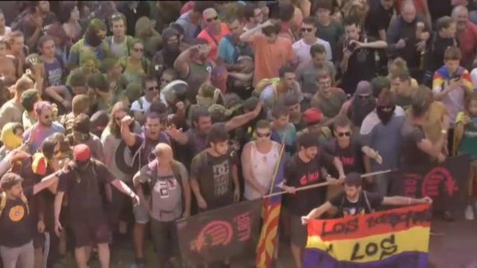 Tensión por la doble manifestación de independentistas y policías en Barcelona