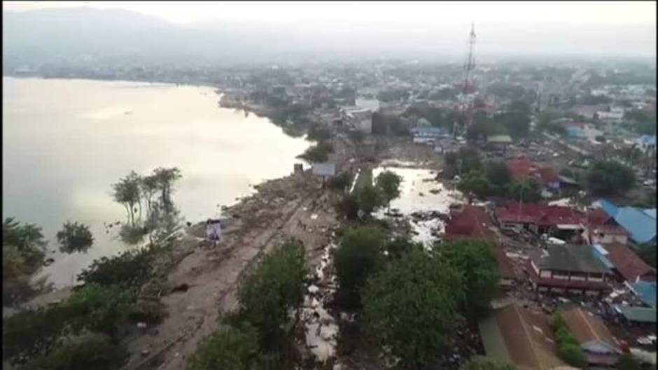 Un dron captura desde el aire la devastación en Indonesia tras el tsunami