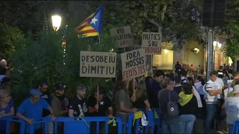 Decenas de miles de personas conmemoran en una manifestación en Barcelona el 1-O
