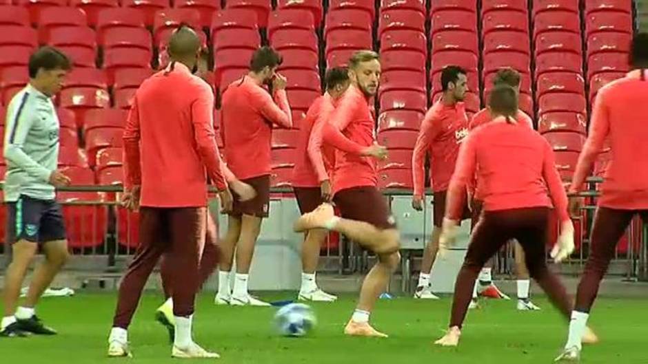 El Barcelona prueba el césped de Wembley