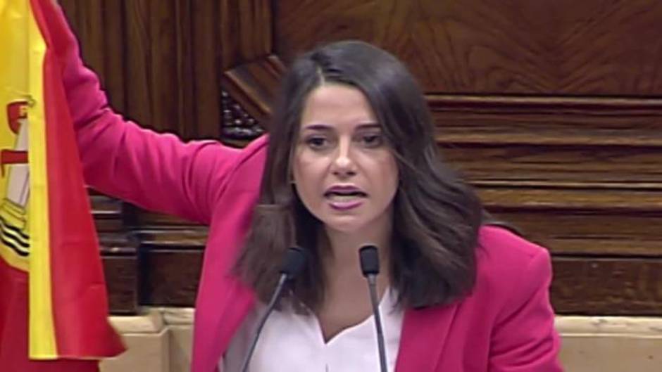 Arrimadas muestra una bandera española en el Parlamento catalán