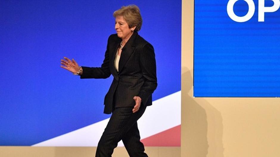 Entrada triunfal de Theresa May a ritmo de Abba en el congreso conservador