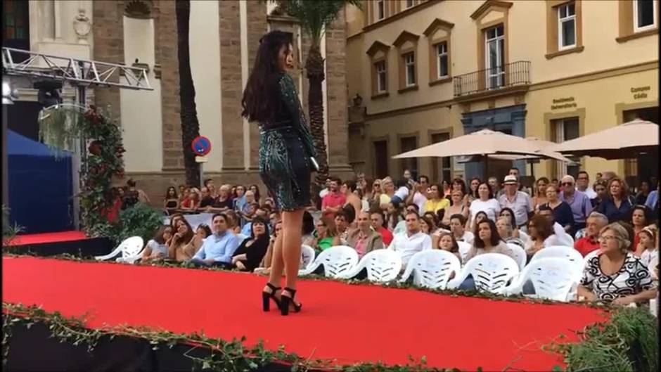 Desfile de moda en la plaza de la Catedral de Cádiz