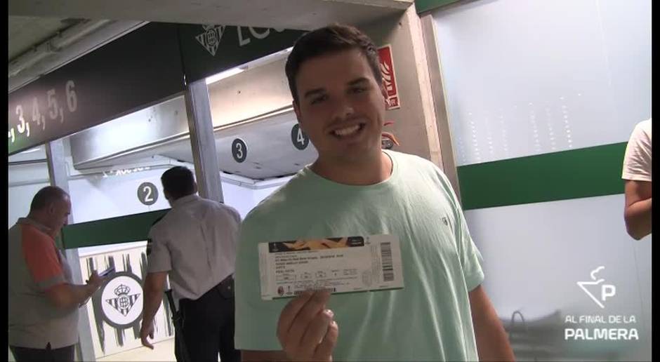 Los aficionados del Betis recogen sus entradas para el partido de Milán