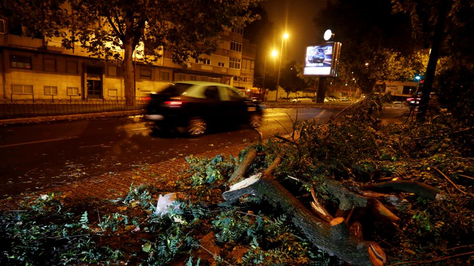 El huracán Leslie entra en España con intensidad de tormenta tropical