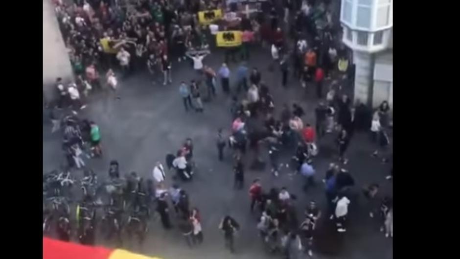 Vídeo: El acoso a un vecino de Vitoria por colgar una bandera española