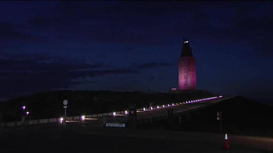 El rosa ilumina edificios emblemáticos para apoyar a las mujeres que luchan contra el cáncer de mama