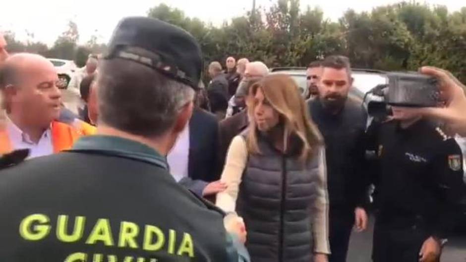 Susana Díaz muestra sus condolencias a familiares y compañeros del bombero fallecido en las inundaciones de Málaga