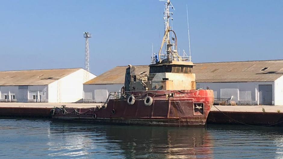 El barco 'Thouran' ya descansa en El Puerto a la espera de ser subastado