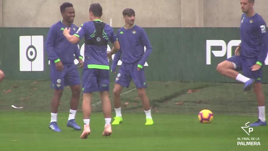 Los suplentes del Betis se entrenan sobre el césped