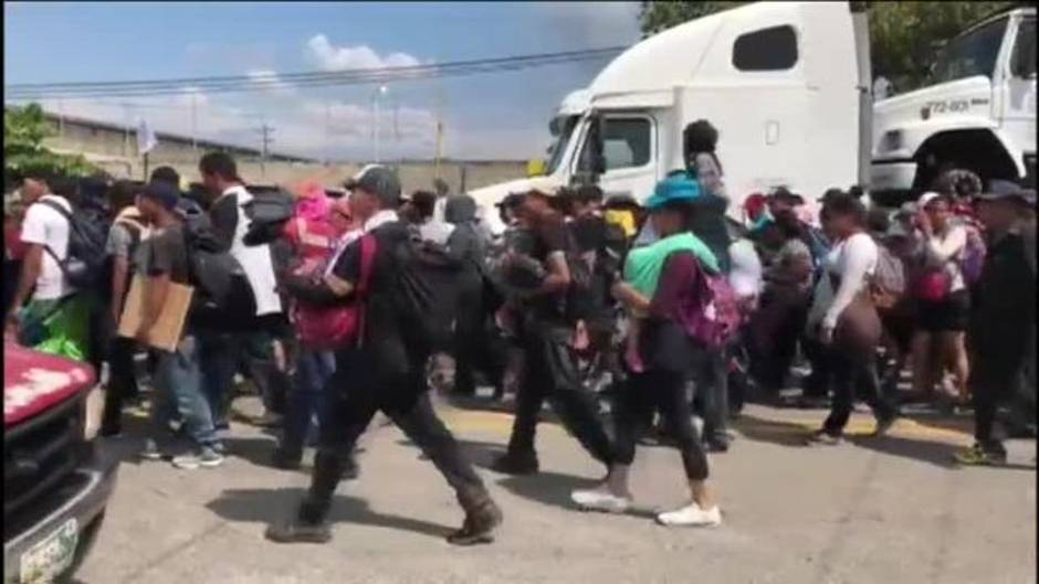 La caravana de inmigrantes salvadoreños atraviesa la frontera entre Guatemala y México