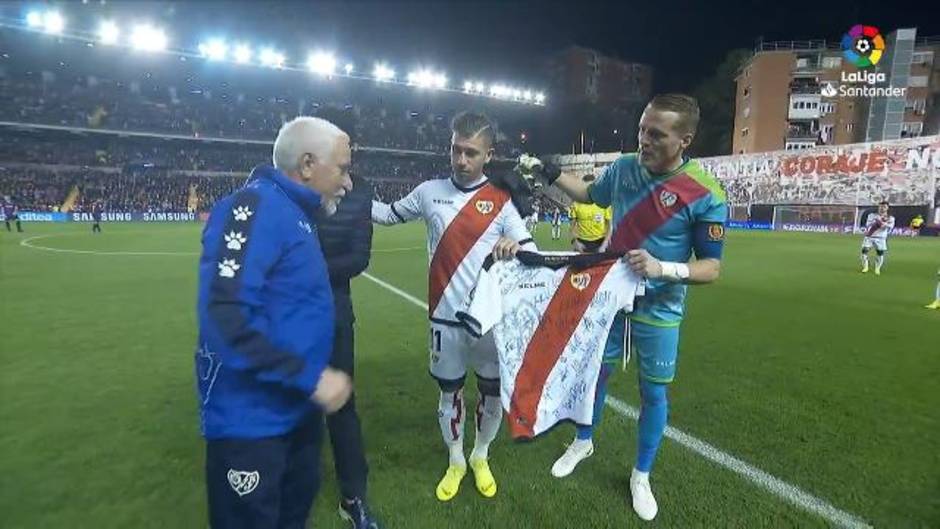 El caluroso homenaje del Rayo Vallecano a su utillero Isi