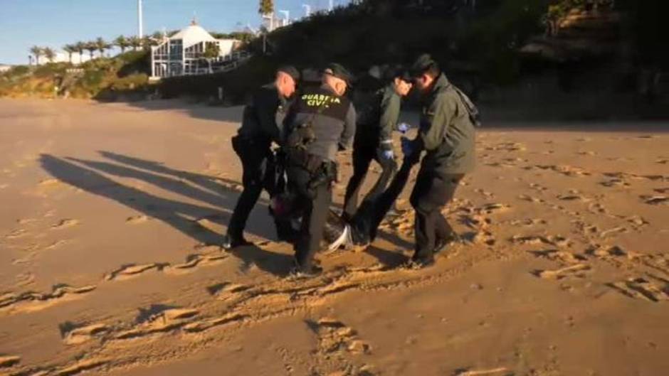 El mar sigue dejando cadáveres sobre los arenales de Cádiz