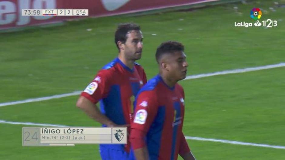 Gol en propia puerta de Íñigo López, del Extremadura UD (2-2) en el Extremadura-Osasuna