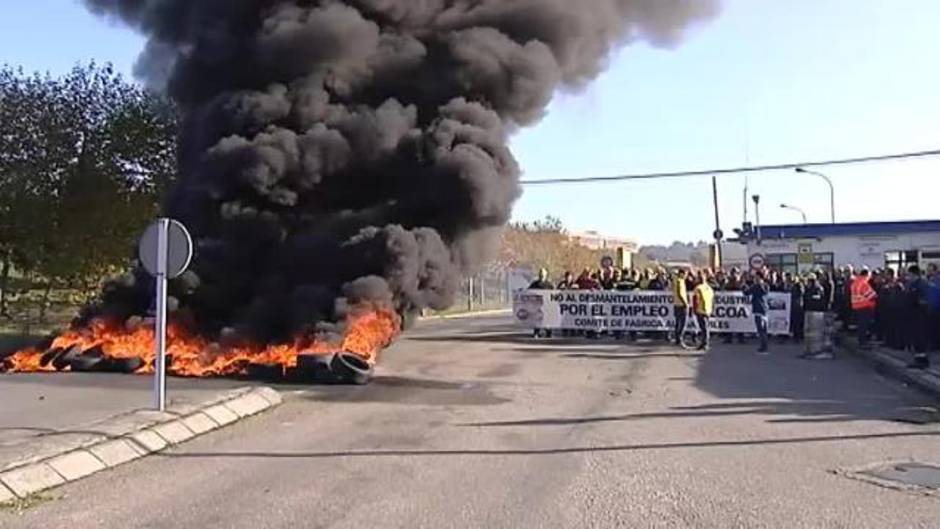 Los trabajadores de Alcoa protestan por el cierre de la fábrica de Avilés