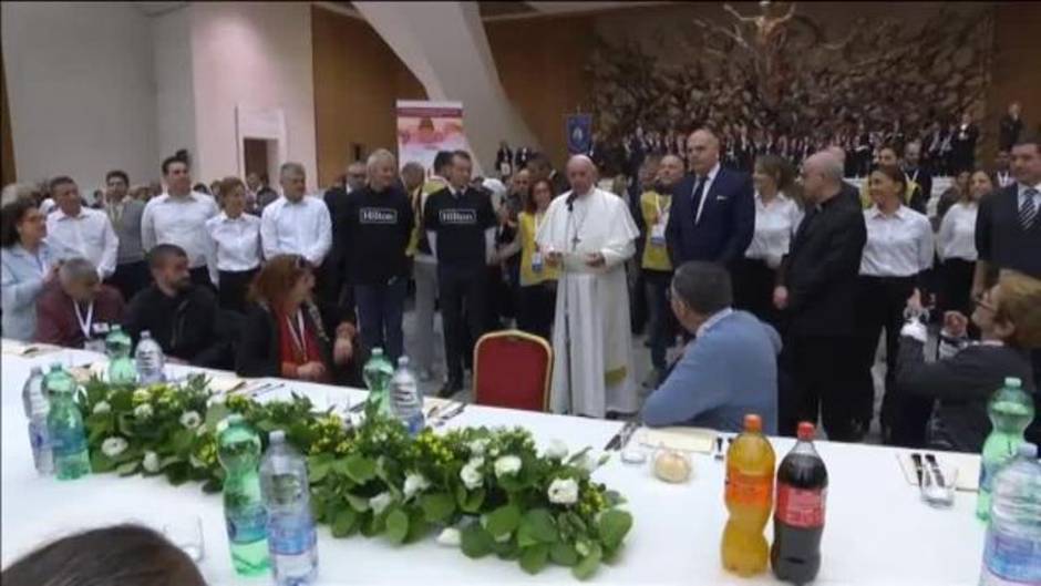 El papa Francisco almuerza en el Vaticano con 3000 pobres en la Jornada Mundial de los Pobres