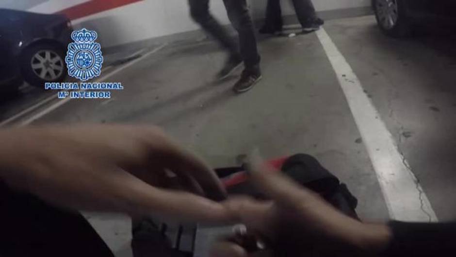 La Policía aborta un pase de droga en un parking de un centro comercial en Madrid