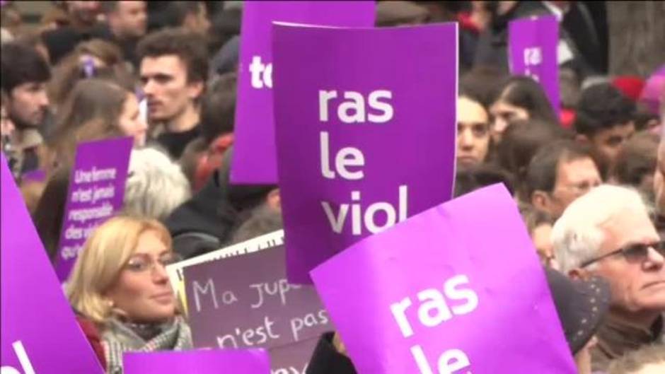 Las calles de París se tiñen de morado para denunciar el sexismo y la violencia de género