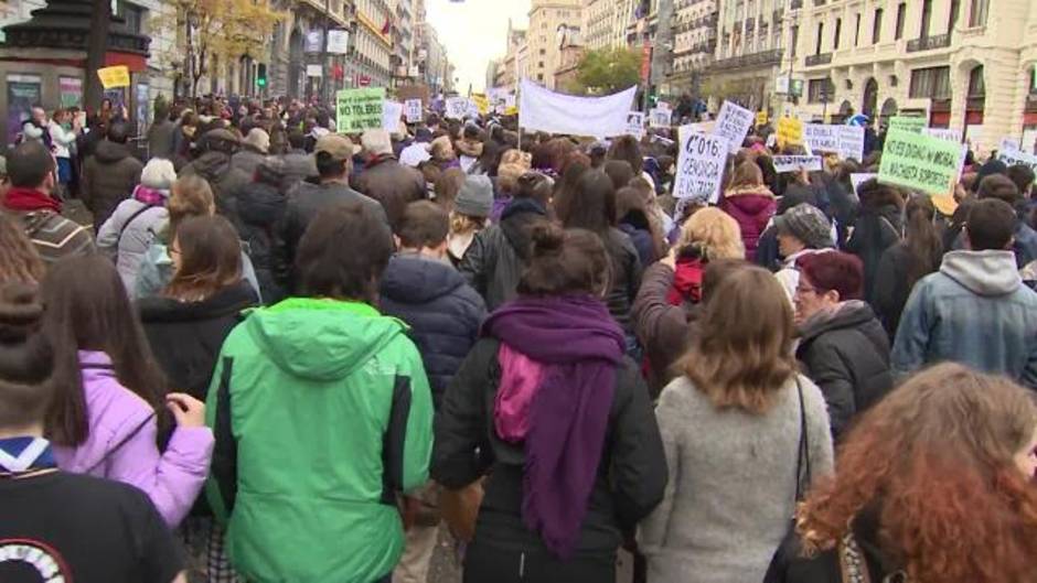 Miles de mujeres se manifiestan en Madrid para contra la violencia de género