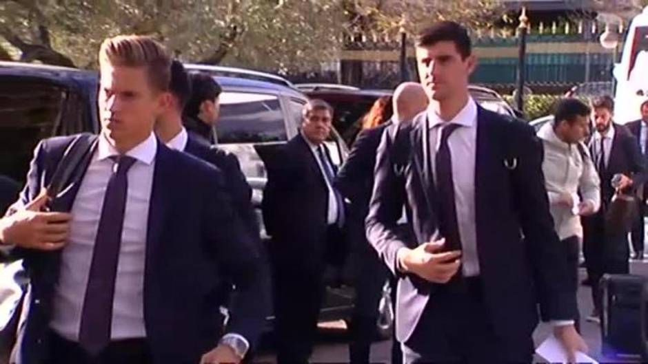 Caras serias en la llegada del Real Madrid a Roma