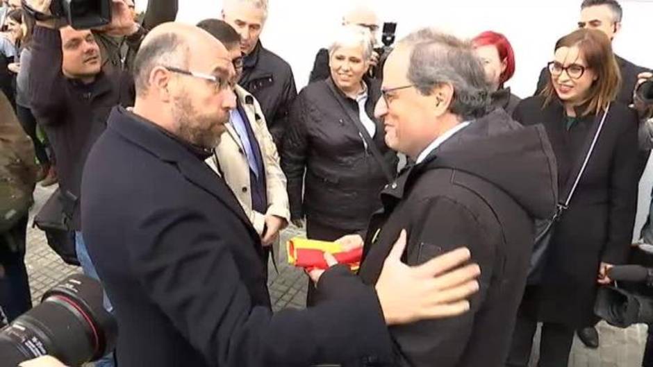 Un edil del PP entrega a Torra una bandera de España y una señera y le pide que se preocupe por todos los catalanes