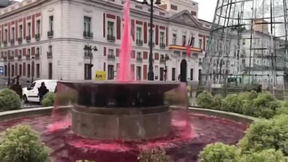 La Fuente de Sol se tiñe de rojo por el Dia Mundial contra el SIDA