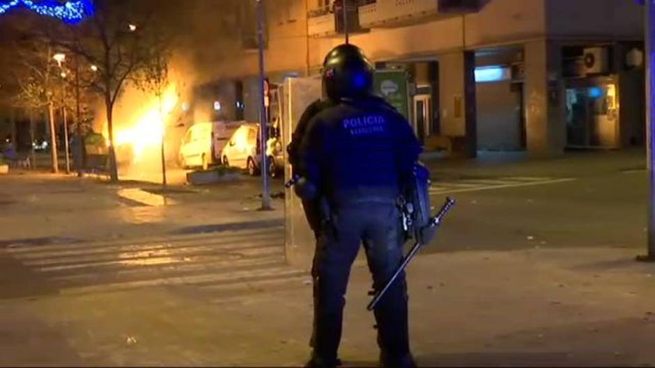 Escenas de violencia callejera en Terrassa (Barcelona) con los Mossos cargando