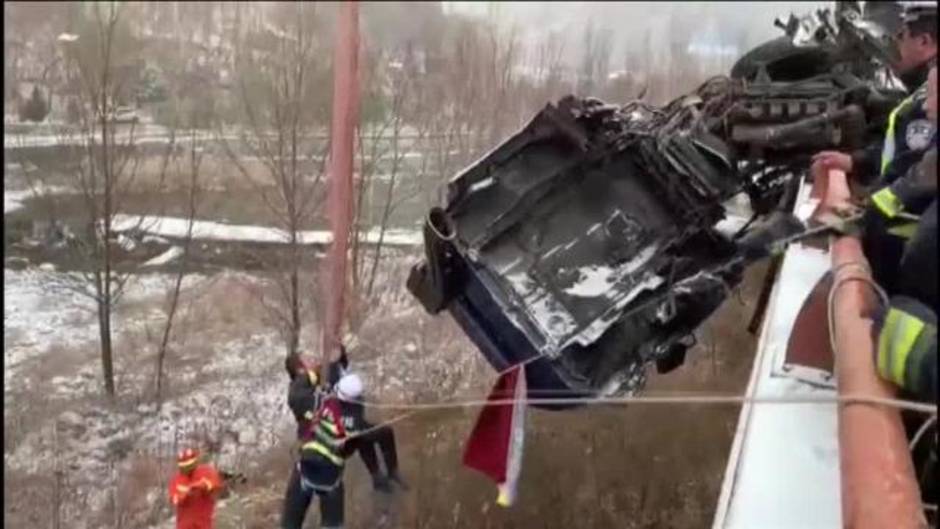 Rescatan in extremis al conductor de un camión con la cabina colgando de un puente