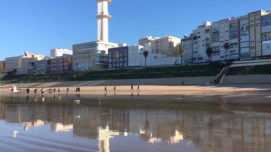 Una patera desembarca en la playa de Santa María del Mar en Cádiz