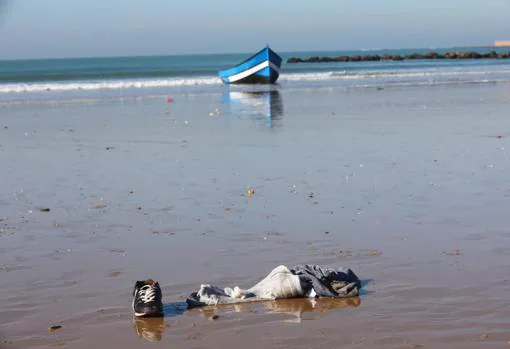 Una patera desembarca en la playa de Santa María del Mar en Cádiz