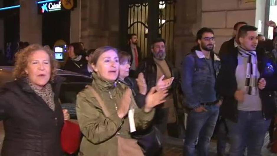 Un grupúsculo ultraderechista increpa e insulta al grito de "maricón" a Pablo Iglesias al salir de un acto