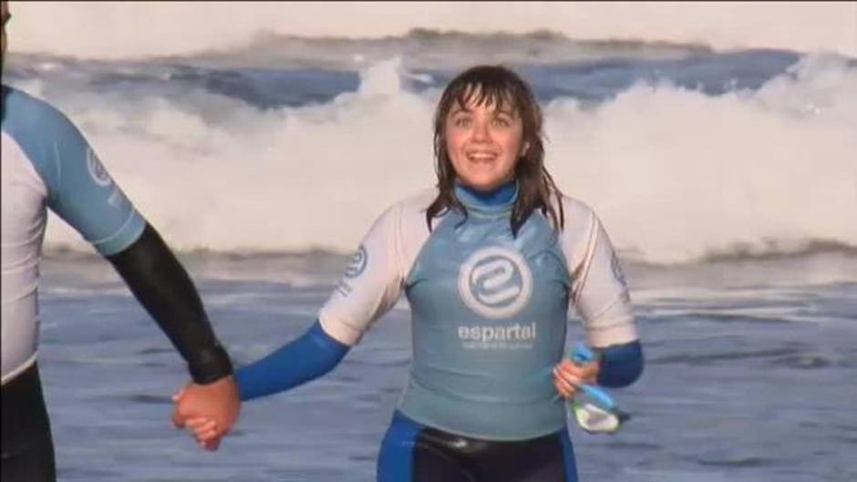 Esta joven invidente se convierte en la primera surfista española en participar en el Mundial de Surf Adaptado