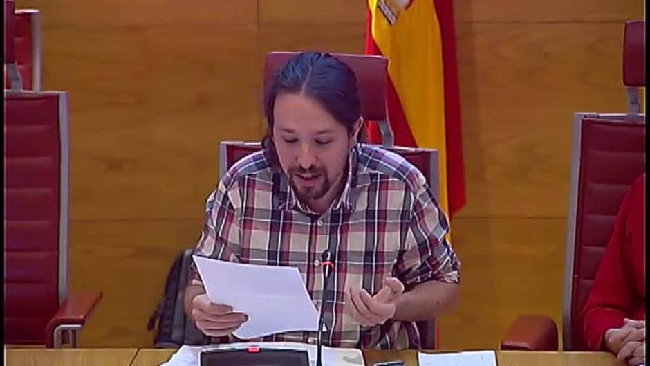 Iglesias exhibe una supuesta carta del rey Juan Carlos pidiéndole dinero al Sha de Persia para la UCD