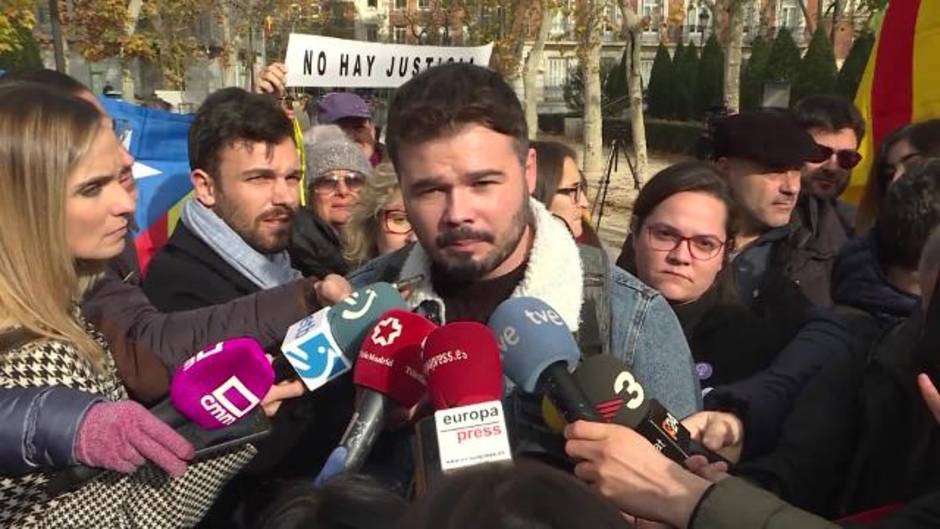 Políticos catalanes se concentran frente al Tribunal Supremo