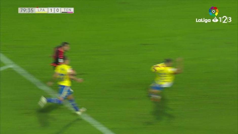 El derbi canario, marcado por un polémico penalti