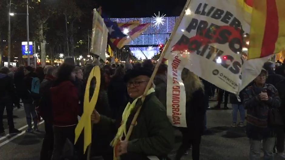 Independentistas se concentran en el Paseo de Gracia antes de la manifestación convocada por ANC