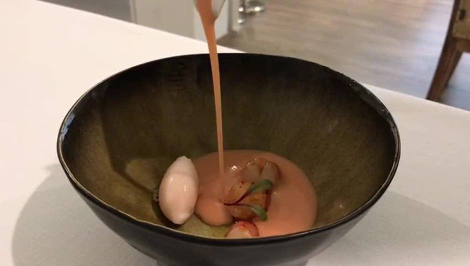 Carabinero marinado en togarashi, gazpacho de su propio coral con sorbete de leche de tigre de Restaurante Mantúa